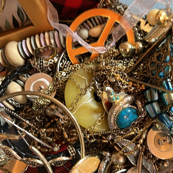 Scrap lot, 2.42 lbs, some wearable but most scrap lot 07257 - Picture 1 of 10